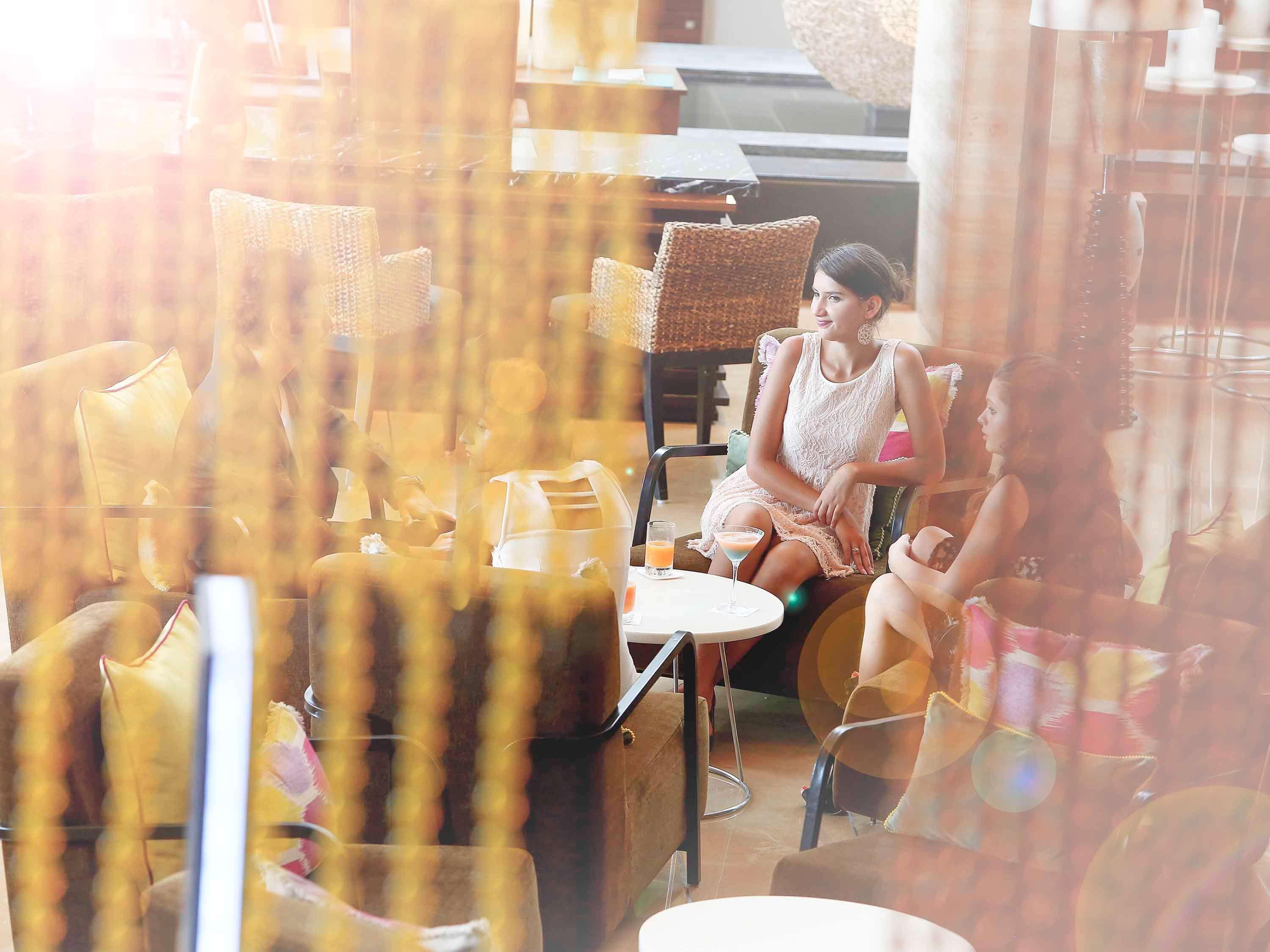 Novotel Goa Candolim Exterior photo A woman sitting in a cafe